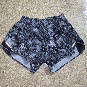 Lululemon hotty hot long shorts size 6!!